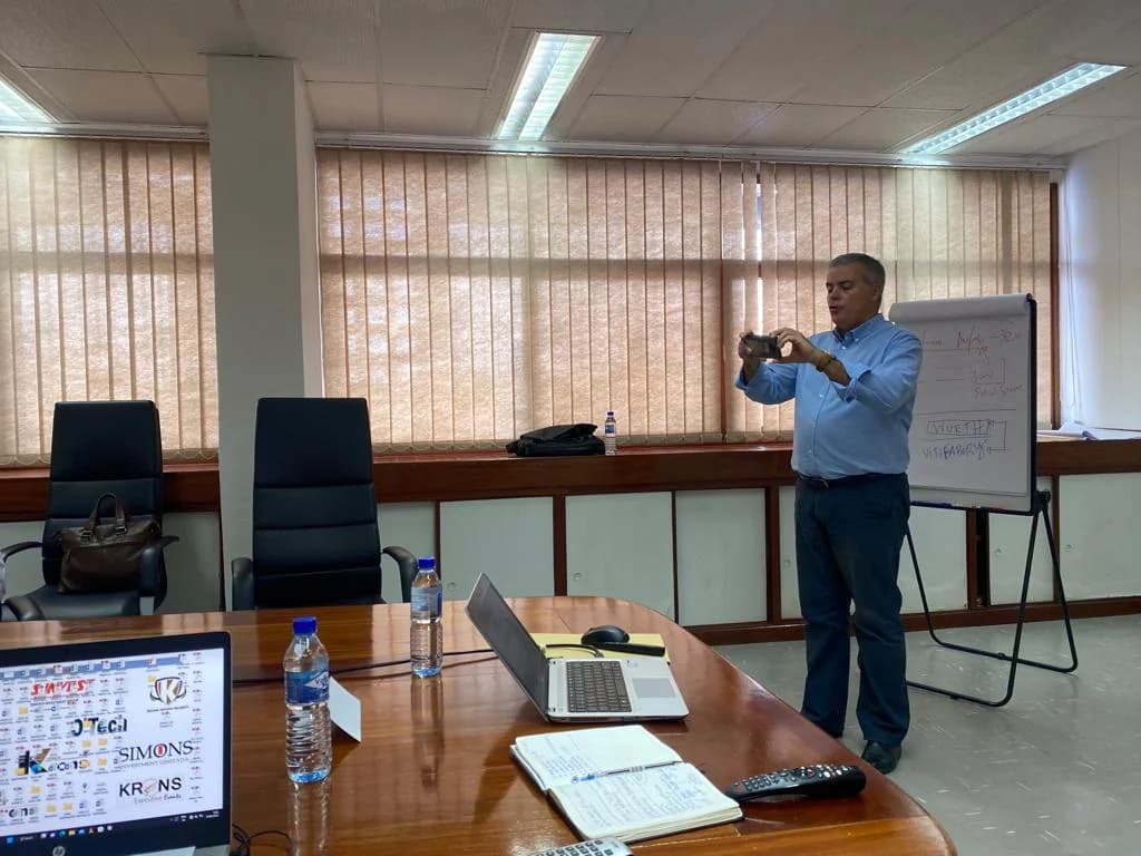 Formador a registar um momento da sessão de formação, numa sala de reuniões