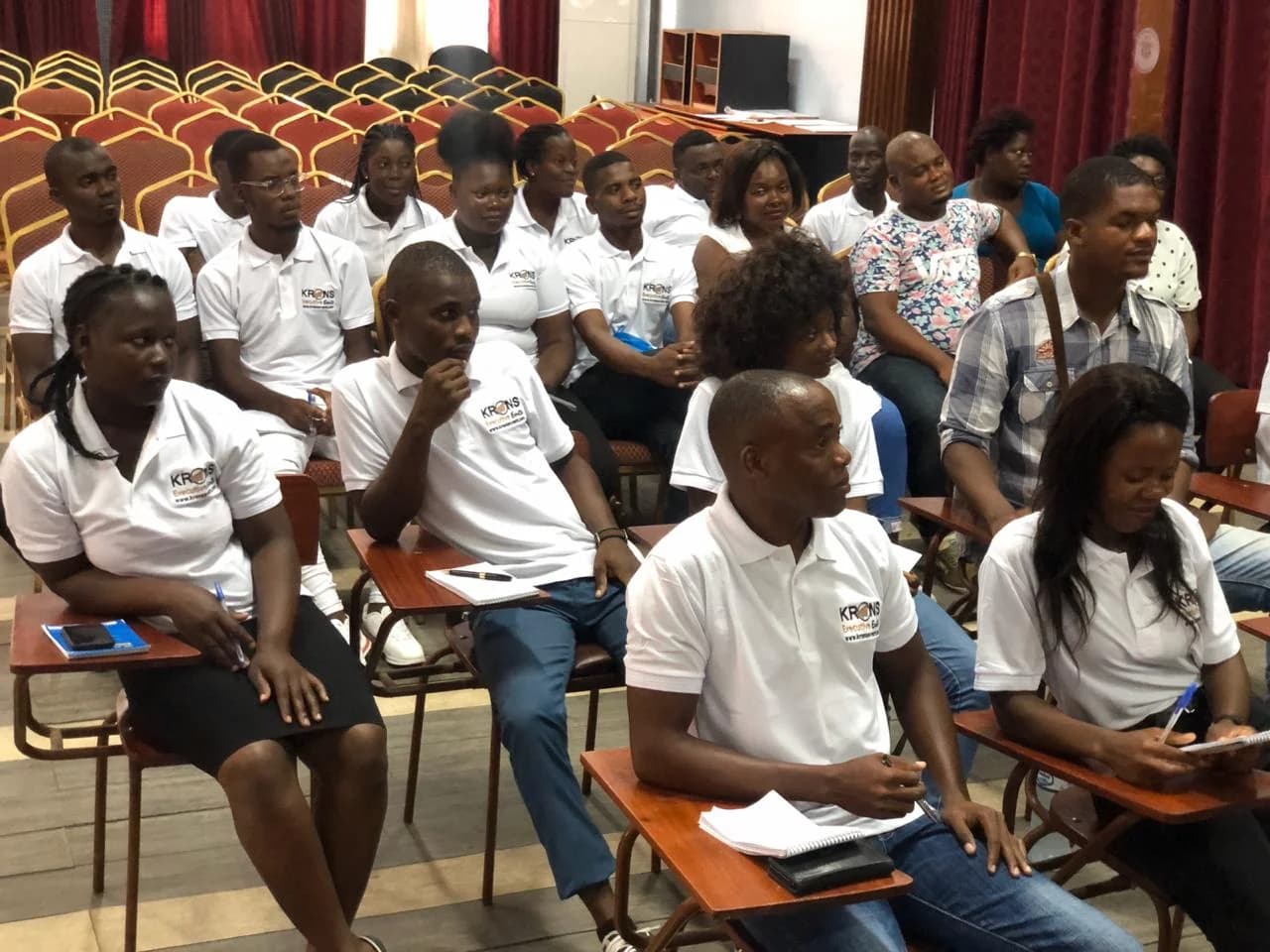 Participantes numa sala de formação executiva, com camisolas da KRONS Executive Events