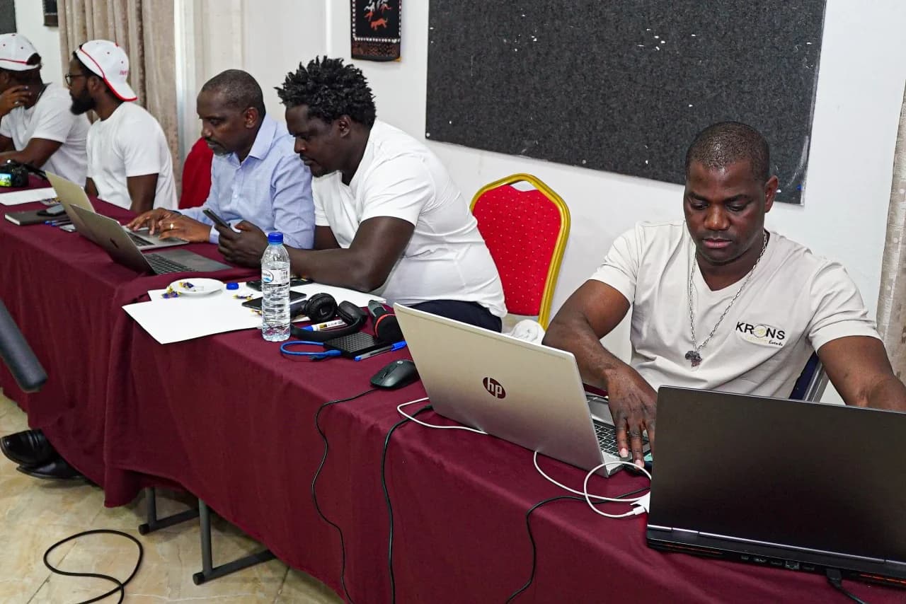 Participantes a trabalhar em computadores portáteis, durante uma das dinâmicas