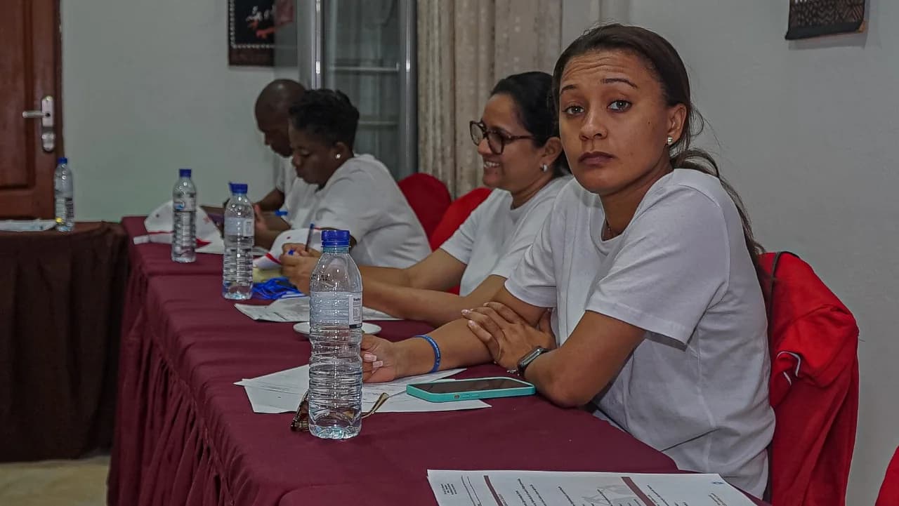 Equipa reunida à mesa, durante uma pausa da sessão