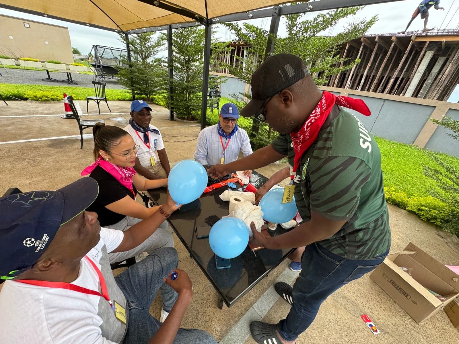 Equipa a encher balões em conjunto, durante uma das dinâmicas de team building
